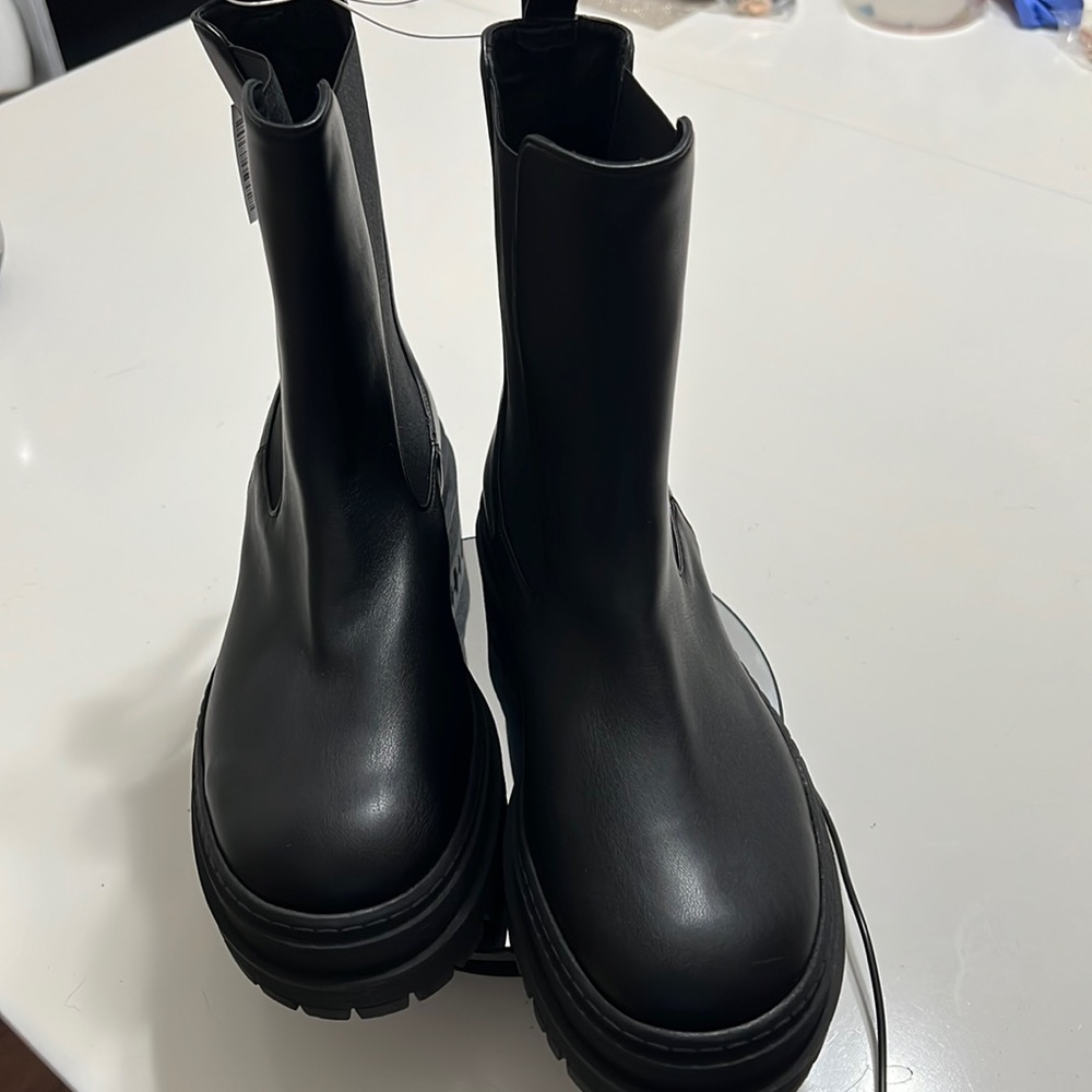 New!! Good American Chelsea Lug Sole Pull On Boots Black, Read Update! - Picture 2 of 14